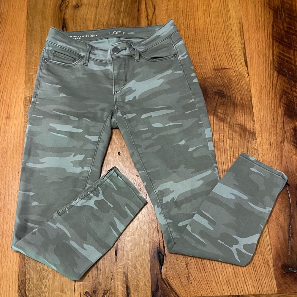 LOFT Camouflage Modern Skinny Ankle Stretch Pants, Zippers at Ankles, Size 00/24